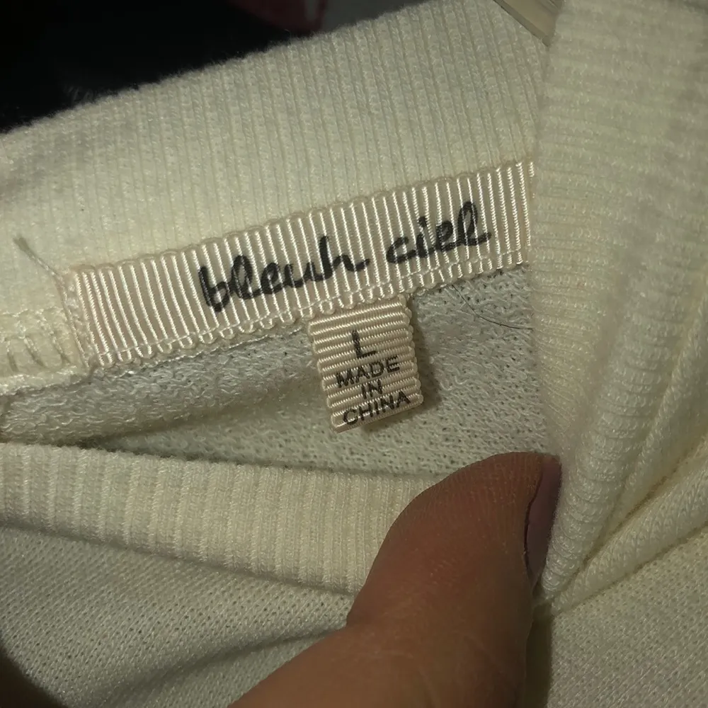 Boutique crew neck sweater - Image 4