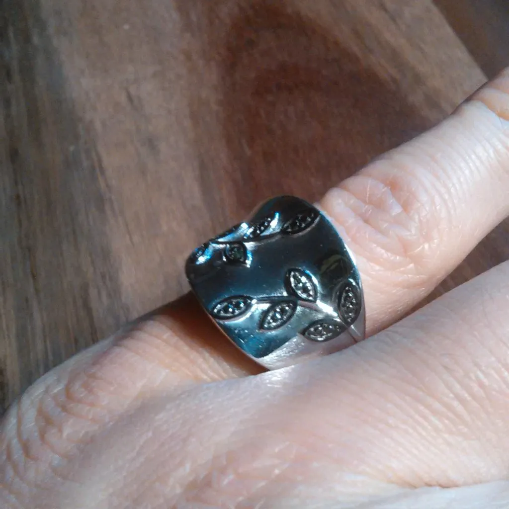 Karis Green Diamond Accent Vining Leaf Design Brass Ring (Size 6) - Image 5