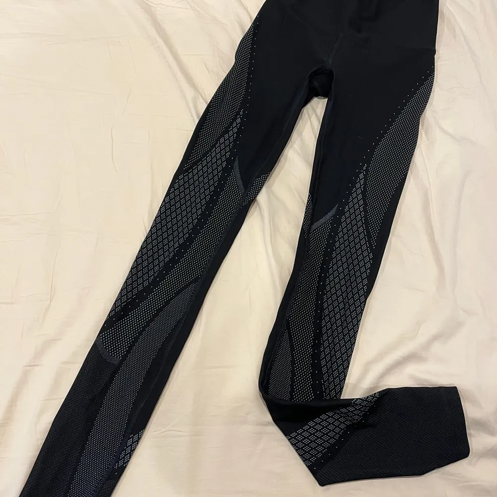 🌼 Mapped Out High -Rise Tight 28” Black Glacier Gray Size 2 ⭐️⭐️ - Image 4