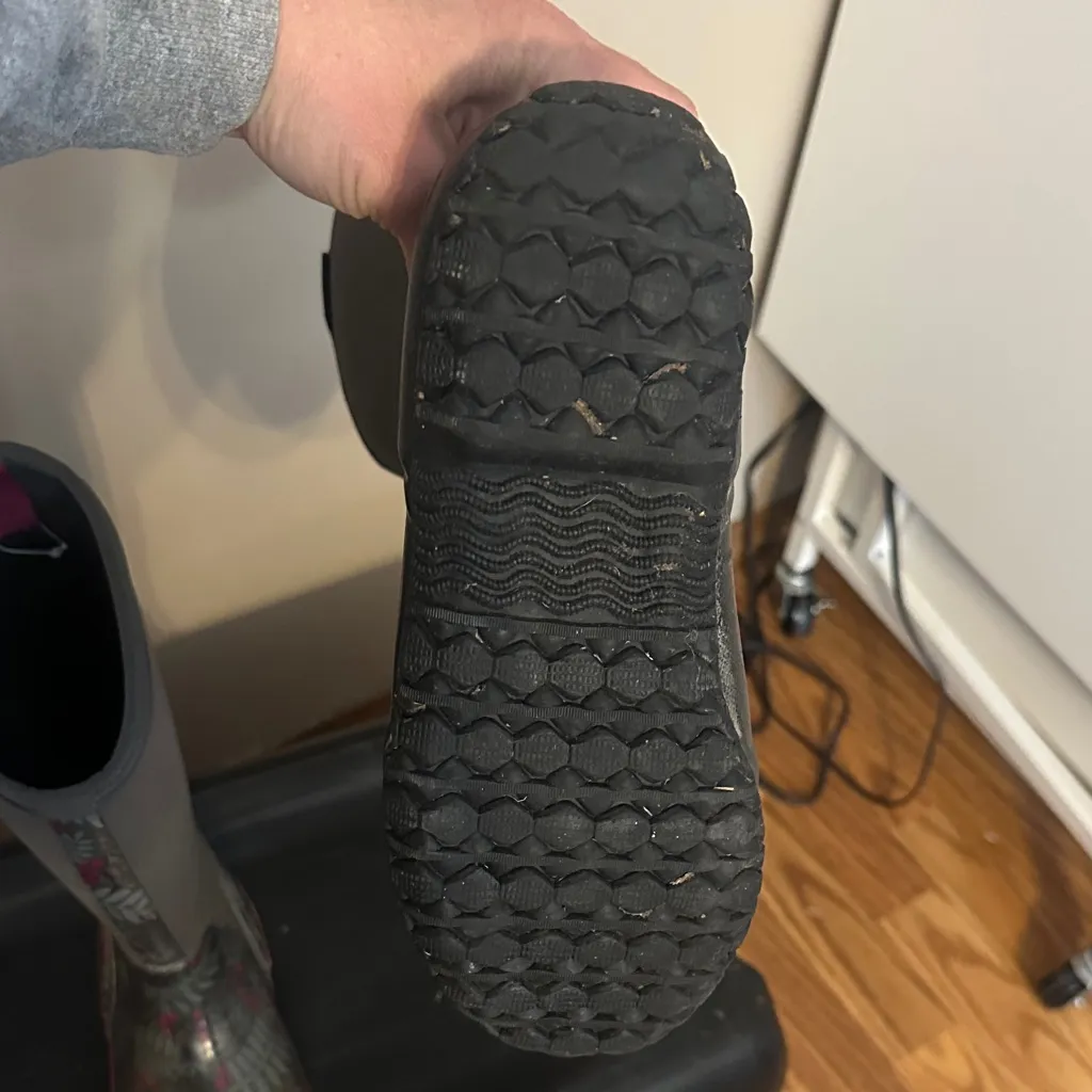 Bogs Women's Charcoal and Burgundy Winter Boots Gray Size 6 - Image 9