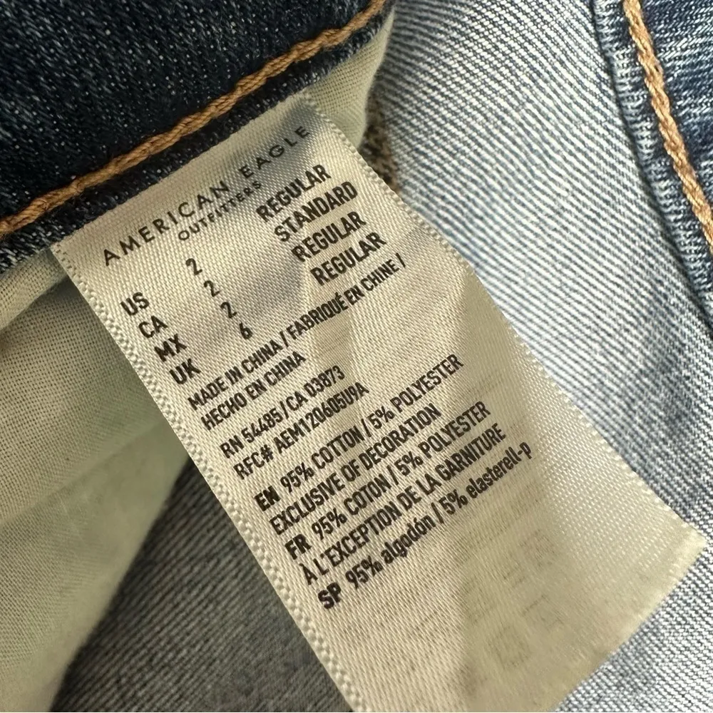 American Eagle Distressed Raw Hem Button Fly Tomgirl Jeans Size 2 - Image 8