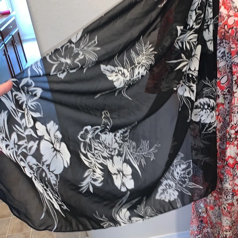 Hi Lites India black floral large scarf - Image 2