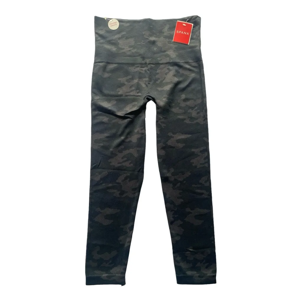 Spanx‎ Seamless Women’s Black Camo Cropped Length Leggings
Size M - Image 4
