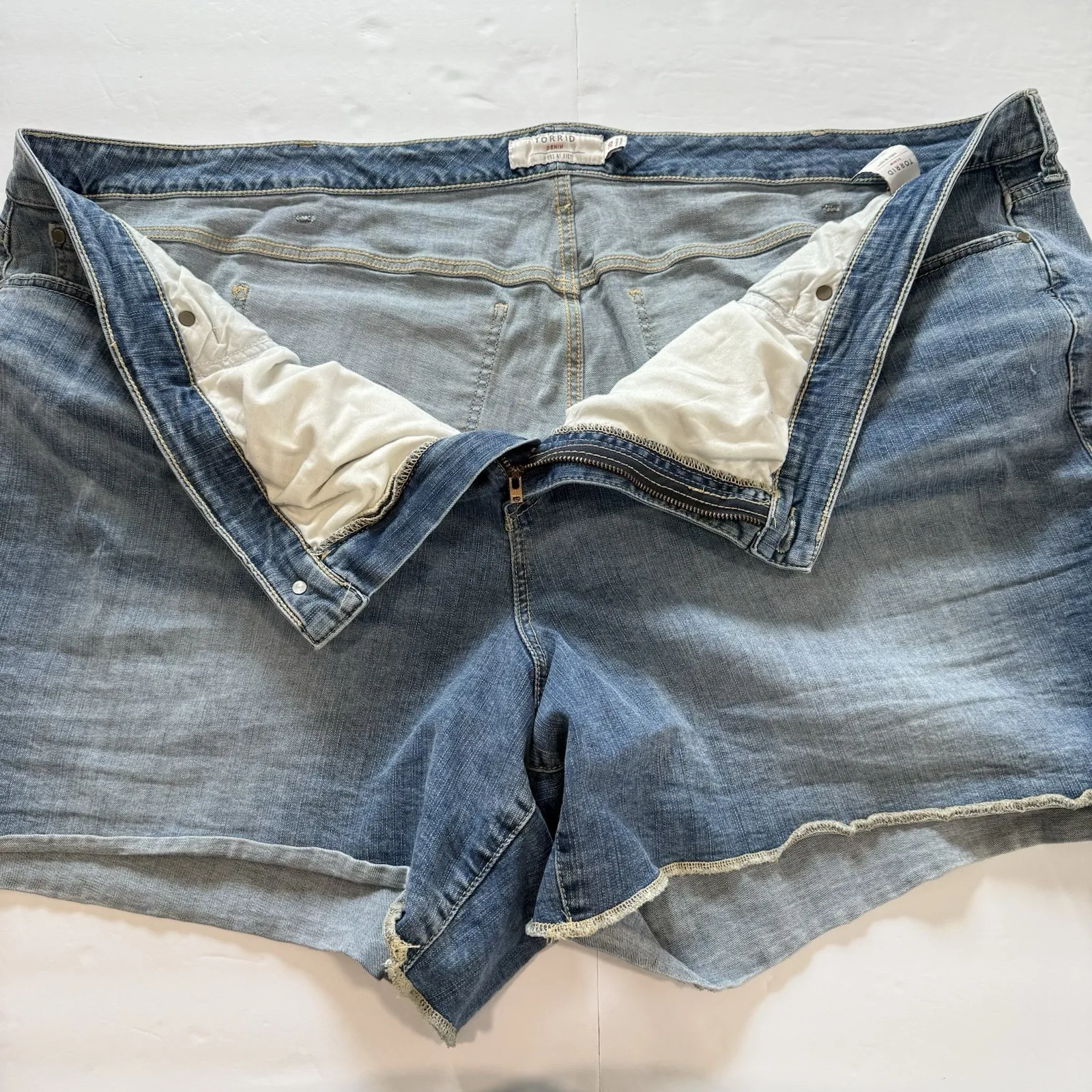 Torrid Medium Wash 6‎ Inch Vintage Stretch High-Rise Denim Shorts Size 30 - Image 9