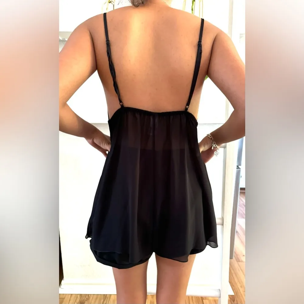 Cosmopolitan black satin lingerie set. - Image 4