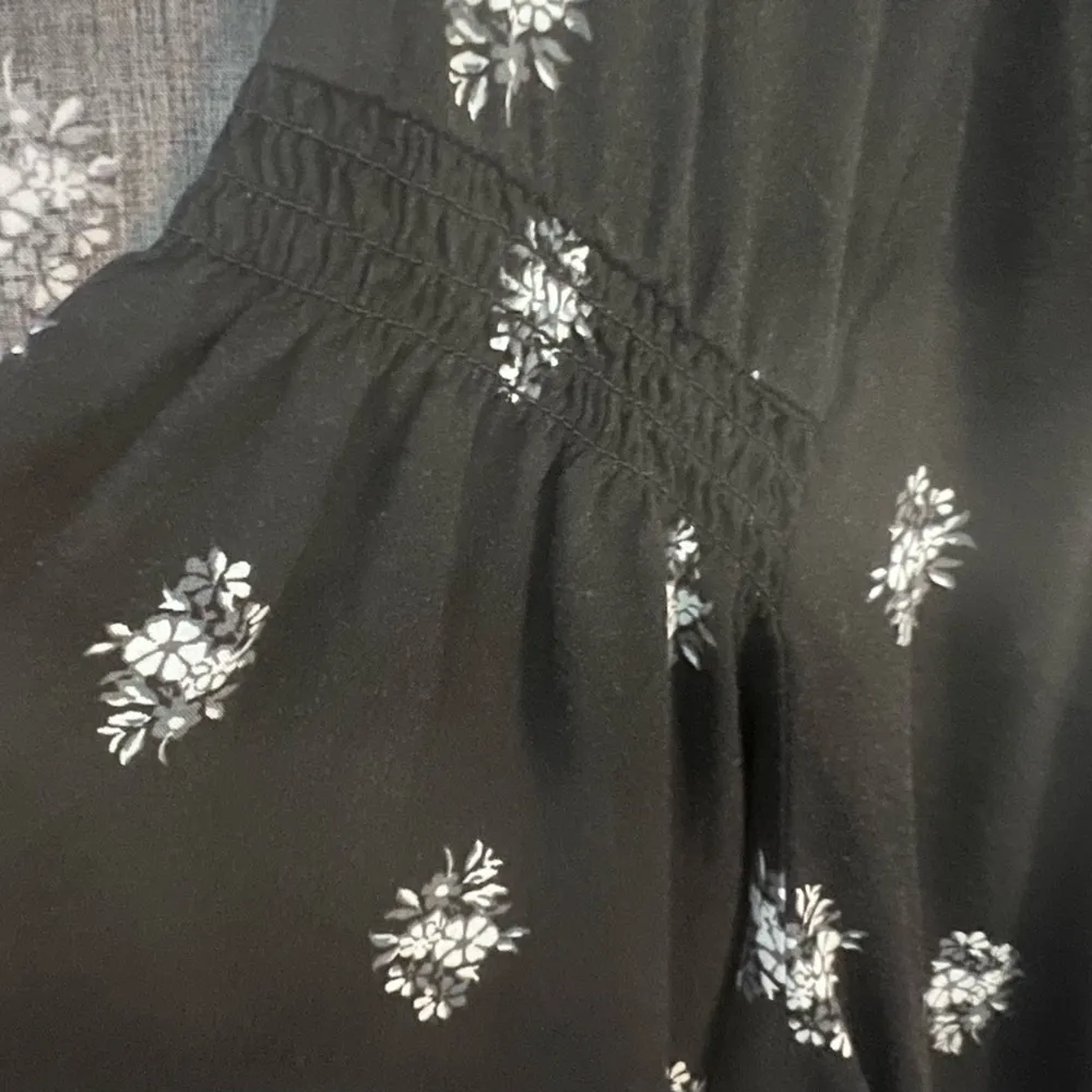 Old Navy long sleeve smocked black ditsy floral dress size medium - Image 4