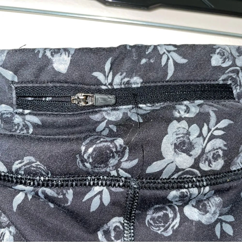 Old Navy Active Go-Dry Run Crop Ditsy Floral Printed Leggings Size XXL - Image 4