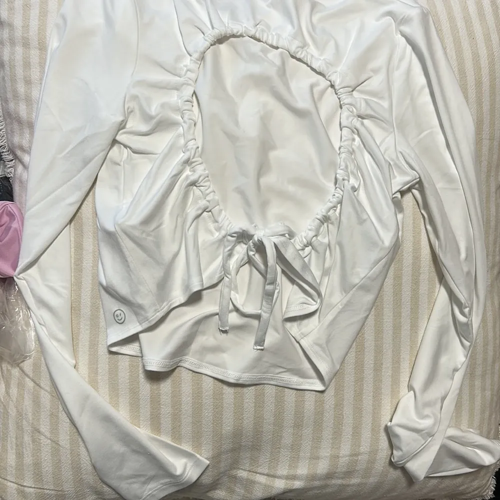 NWT Gilly Hicks Active Long Sleeve Open Back White Shirt Medium - Image 3