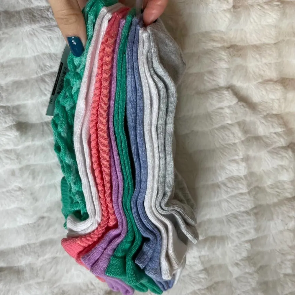 NO BOUNDARIES NWT Multi Pack of Textured Socks Green Pink White 4-10 OSFM - Image 3