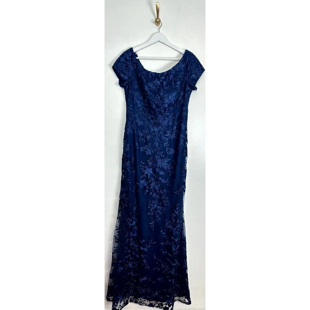 LA FEMME Three Quarter Sleeve Floral Lace Evening Gown in Navy Size US 8 - Image 3