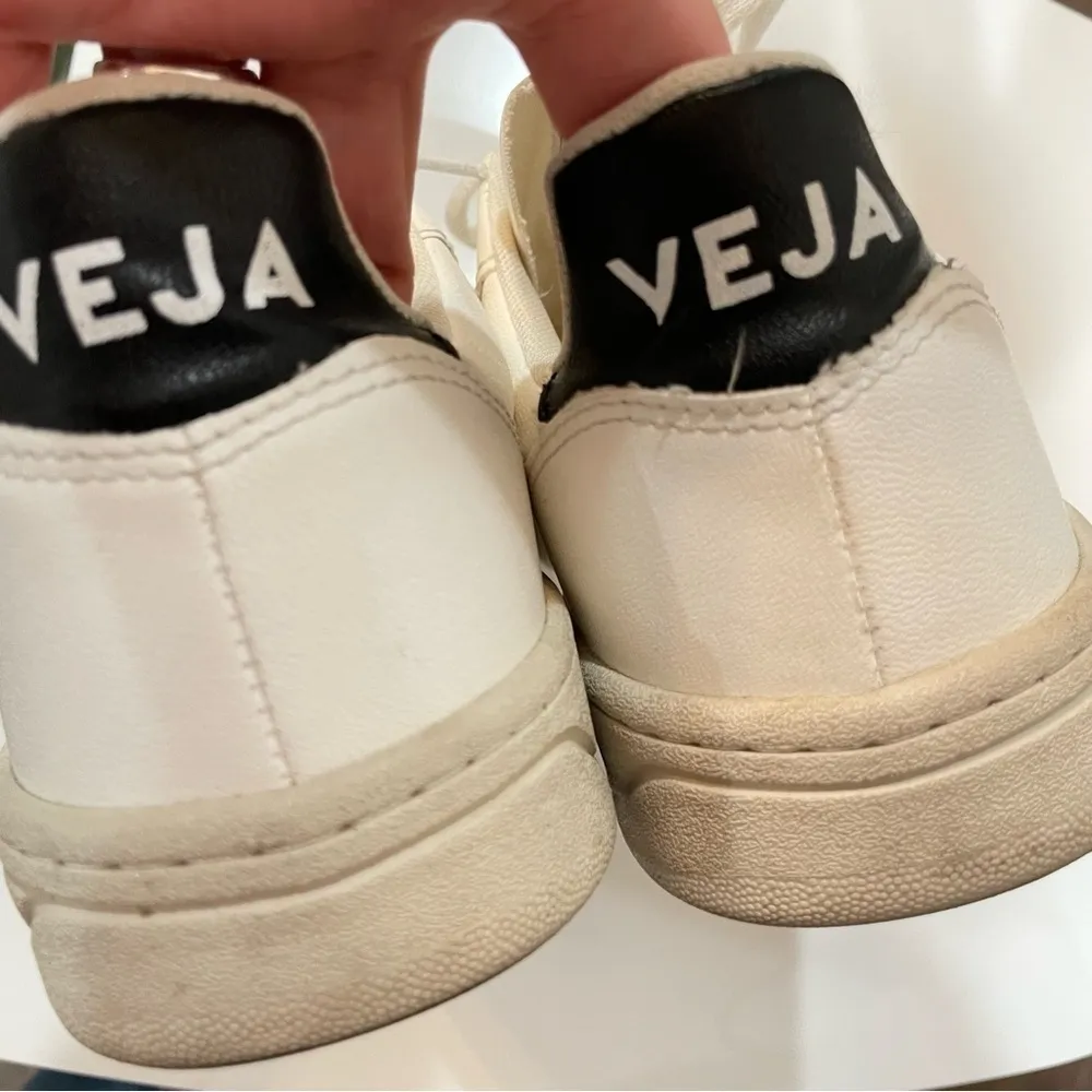 VEJA V-10 VEGAN WHITE PETALE BLACK 2.0625 - Image 6