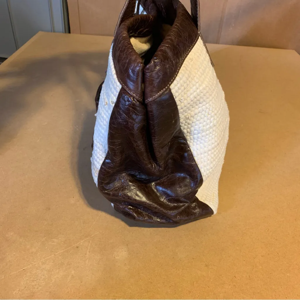 THREADS OF EVOLUTION "WANDERLUST" WEEKENDER BAG CREAM CHINDI RUG & BROWN LEATHER - Image 4