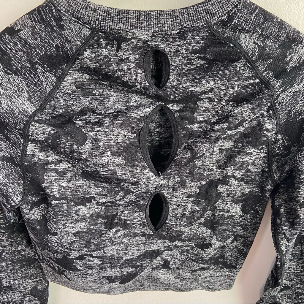 Gymshark Black and Gray Camo Seamless Long Sleeve Crop Top - Image 10