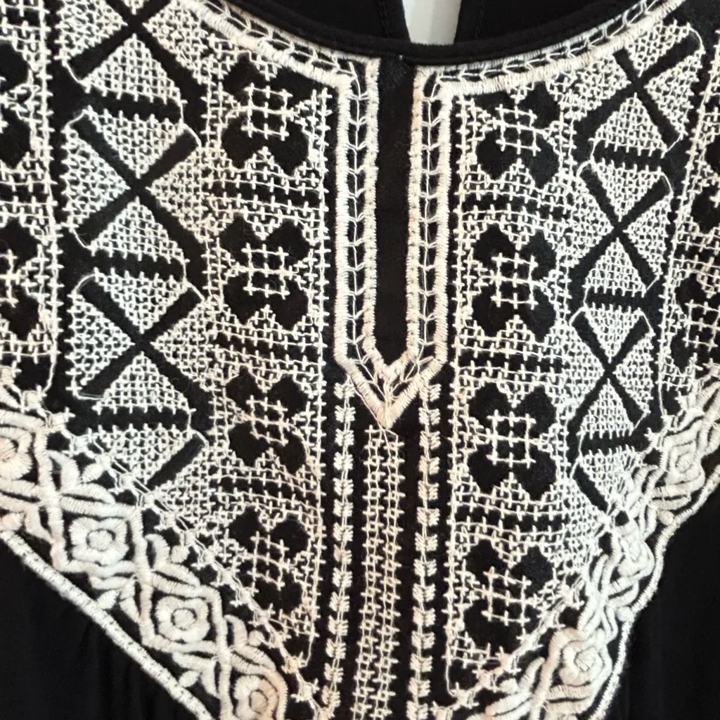 Green Envelope Embroidered Top Black Cream Size 2X - Image 4