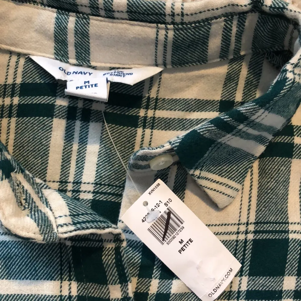 New Old navy plaid flannel shirt, size petite medium - Image 6