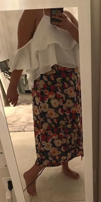 Cute White Flowy Size L - Image 4