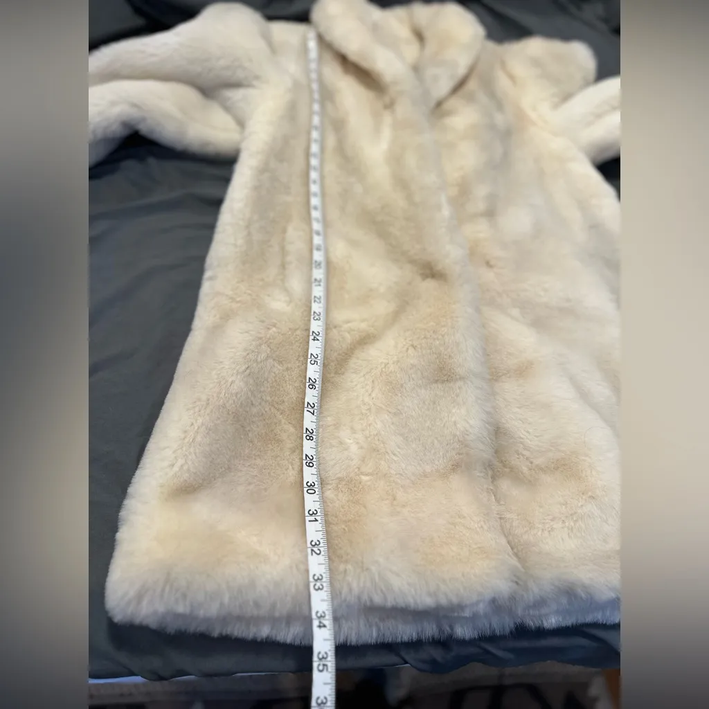 Vintage 1960s Donnybrook Sz:8 ivory faux fur coat. Fully Lined. Shawl Collar. - Image 8