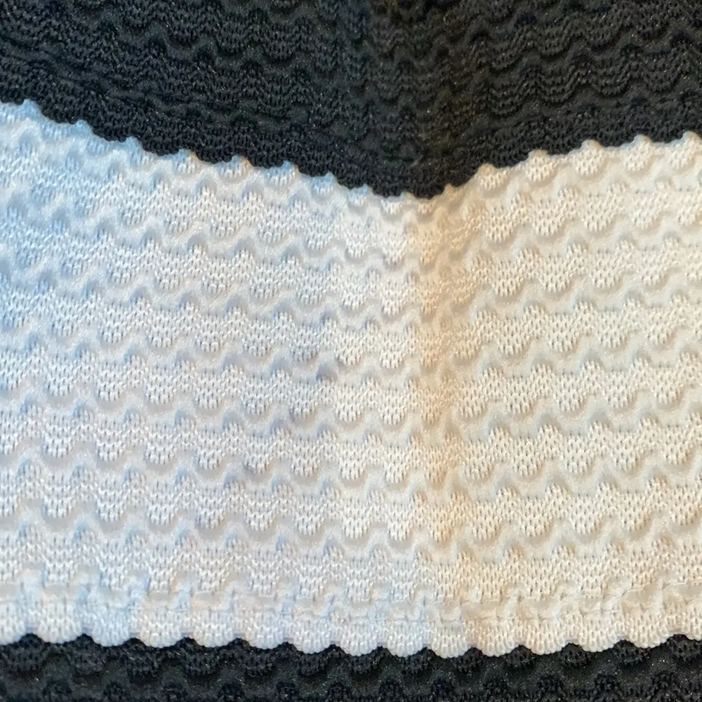 Xhilaration Classic White & Black Scalloped Textured Pleated Full Skirt Small - Image 8