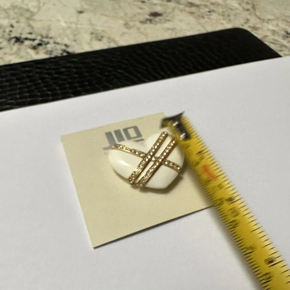 JLO Jennifer Lopez Gold Tone & Rhinestone White Heart NWT Brooch Pin MSRP $25 - Image 5