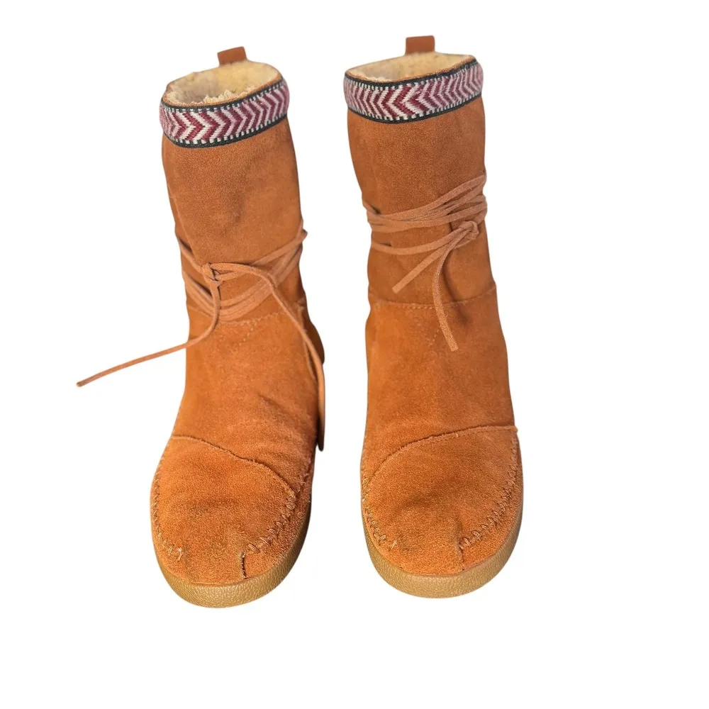 TOMS Nepal Suede Boots Aztec Trim Lace Up Booties Women 7.5 Faux Fur Lining BOHO - Image 2