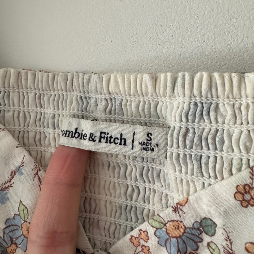 Abercrombie & Fitch Floral Puff Sleeve Poplin O-Ring Smocked Crop Top Size Small - Image 5