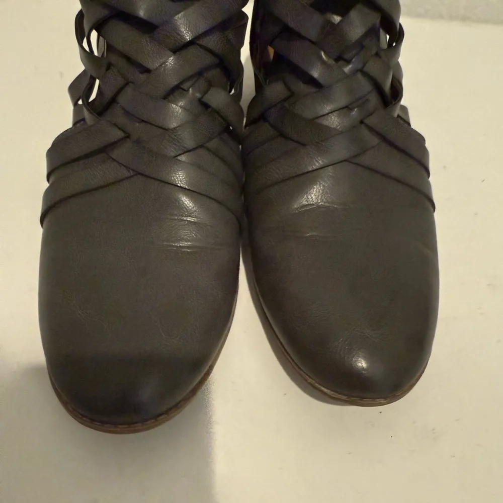 Maurices Diana Strappy Cutout Faux-Leather Distressed Ankle Bootie Gray Size 9 - Image 4