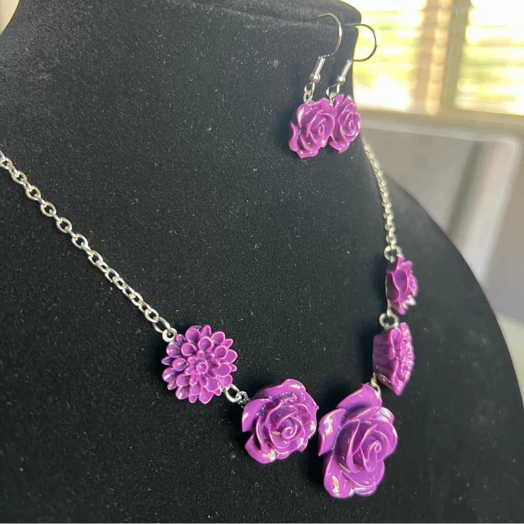 NEW Purple roses fashion Necklace and Earrings set, silver tone chain - Image 2