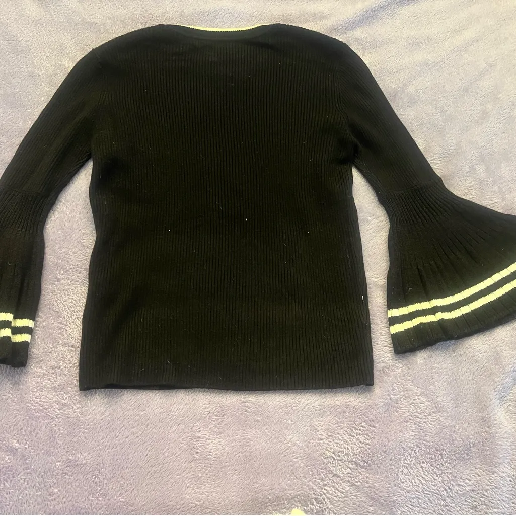 Black and white womens sweater flare sleeves size medium‎ - Image 4