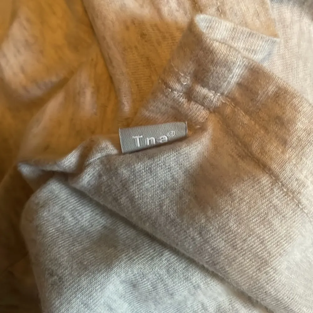 😻 Super Cute TNA Aritzia Light Grey Short Sleeve Cropped T Shirt - Image 8