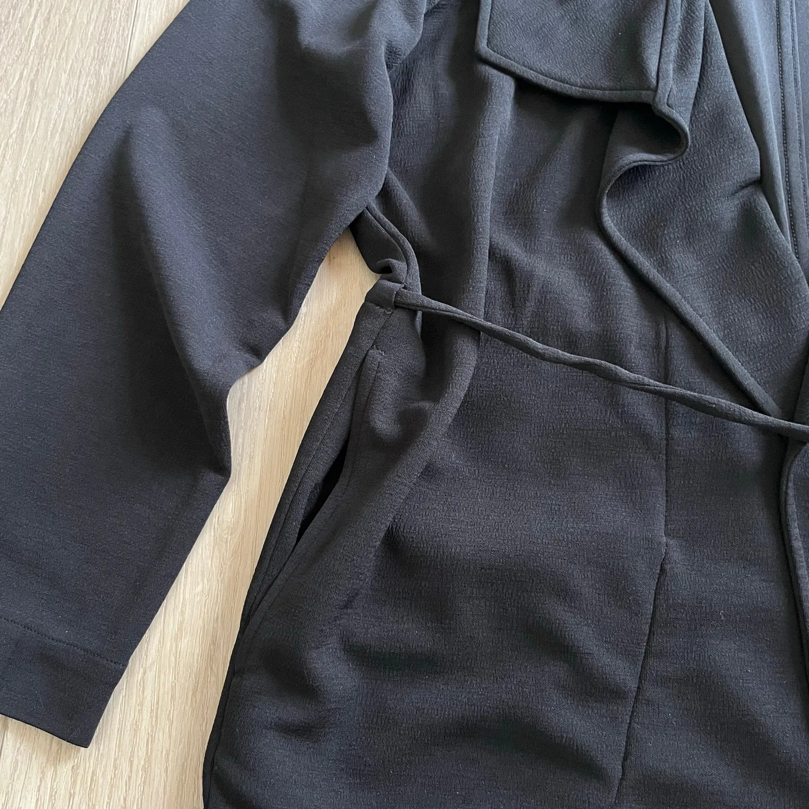 Banana Republic Women's Black Drape Front Tie Jacket/Cardigan Size Large - Image 4