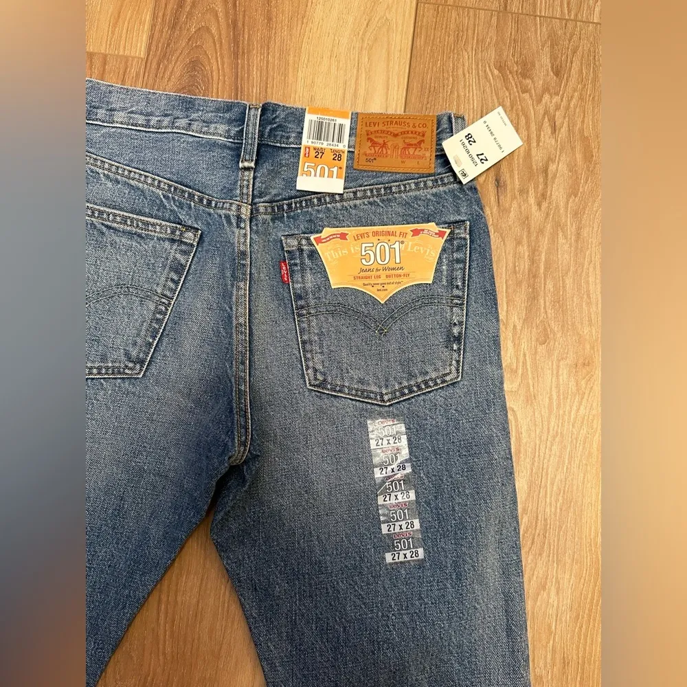 NWT  Women’s Blue 501 High Waisted Ripped Fray Hem Straight Jeans - Image 10