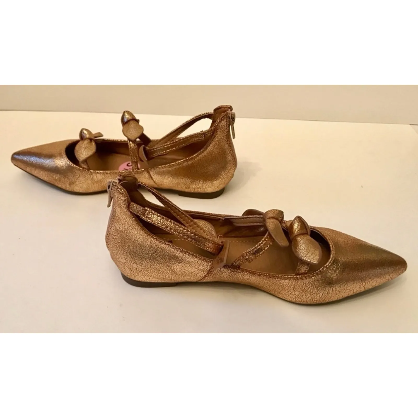 Metallic Gold Bow Flats‎ with Zippers on the back Size 7.5 - Image 3