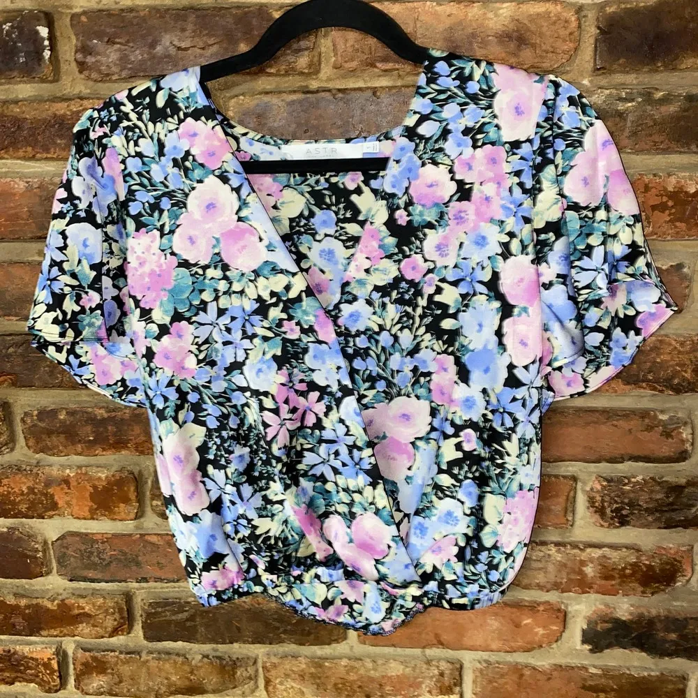 ASTR  The Label Flutter Sleeve Surplice Faux Wrap Floral Top Women's Size Small - Image 2