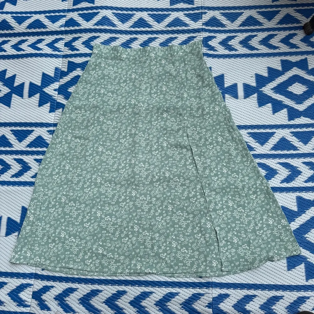 SHEIN Green Maxi A-Line Skirt with Slit - Image 2