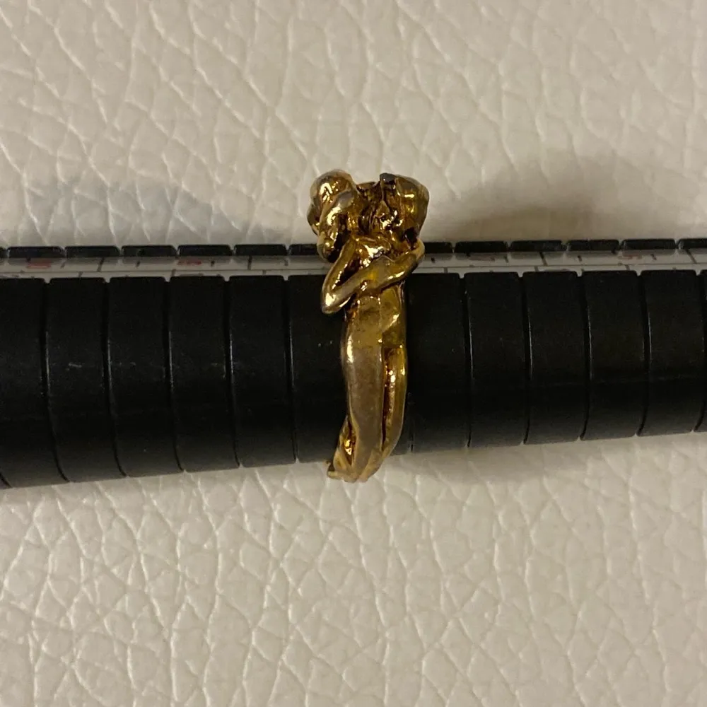 Vintage Gold Tone Men and Women Embraced Women's Ring Size 7 - Image 6