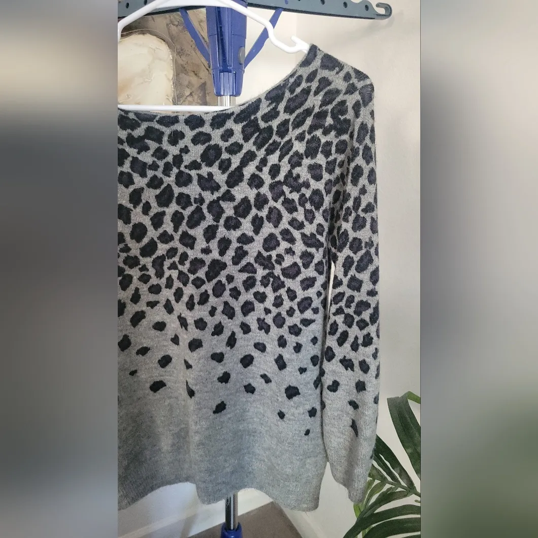 Lascana Venus leopard print cold shoulder sweater sz. M - Image 6