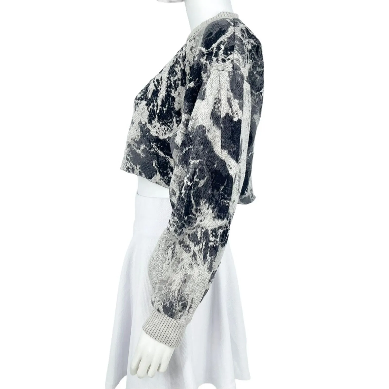 twenty montreal Cropped Athletic Marble Long Sleeve Crewneck Sweater Size Medium Black - Image 2