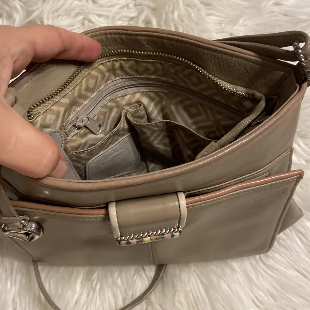 BRIGHTON F241713 PURSE SOFT LEATHER COLOR GRAY/BEIGE WITH LOTS OF POCKETS - Image 11