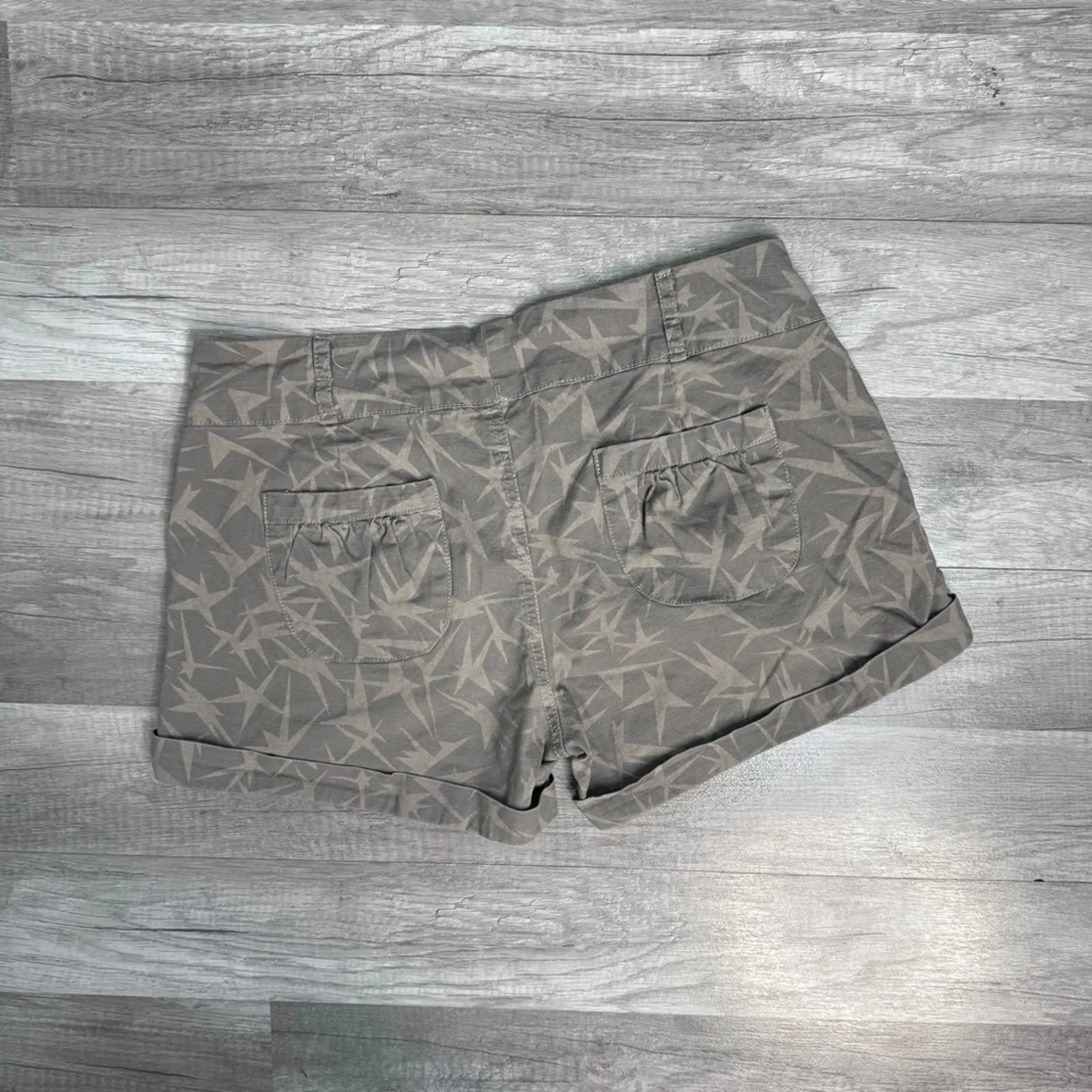 Printed Shorts Size 7 Y2K Skater Style Utility Pocket Button Detail Gray - Image 2