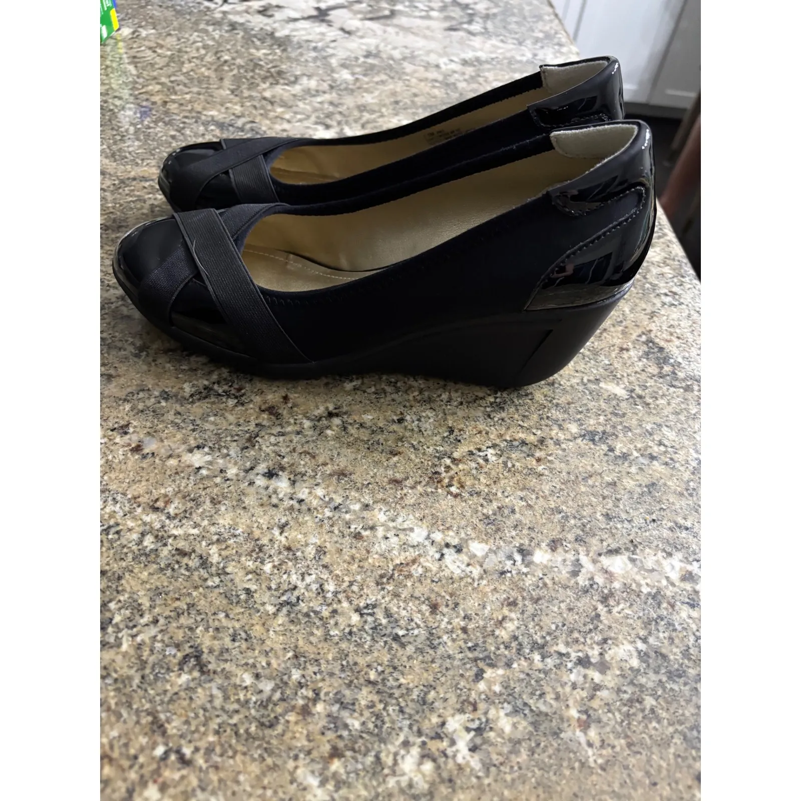 Reaction Kenneth Cole Wedge Heel Pumps Black Patent Criss Cross‎ Straps 7.5M - Image 5