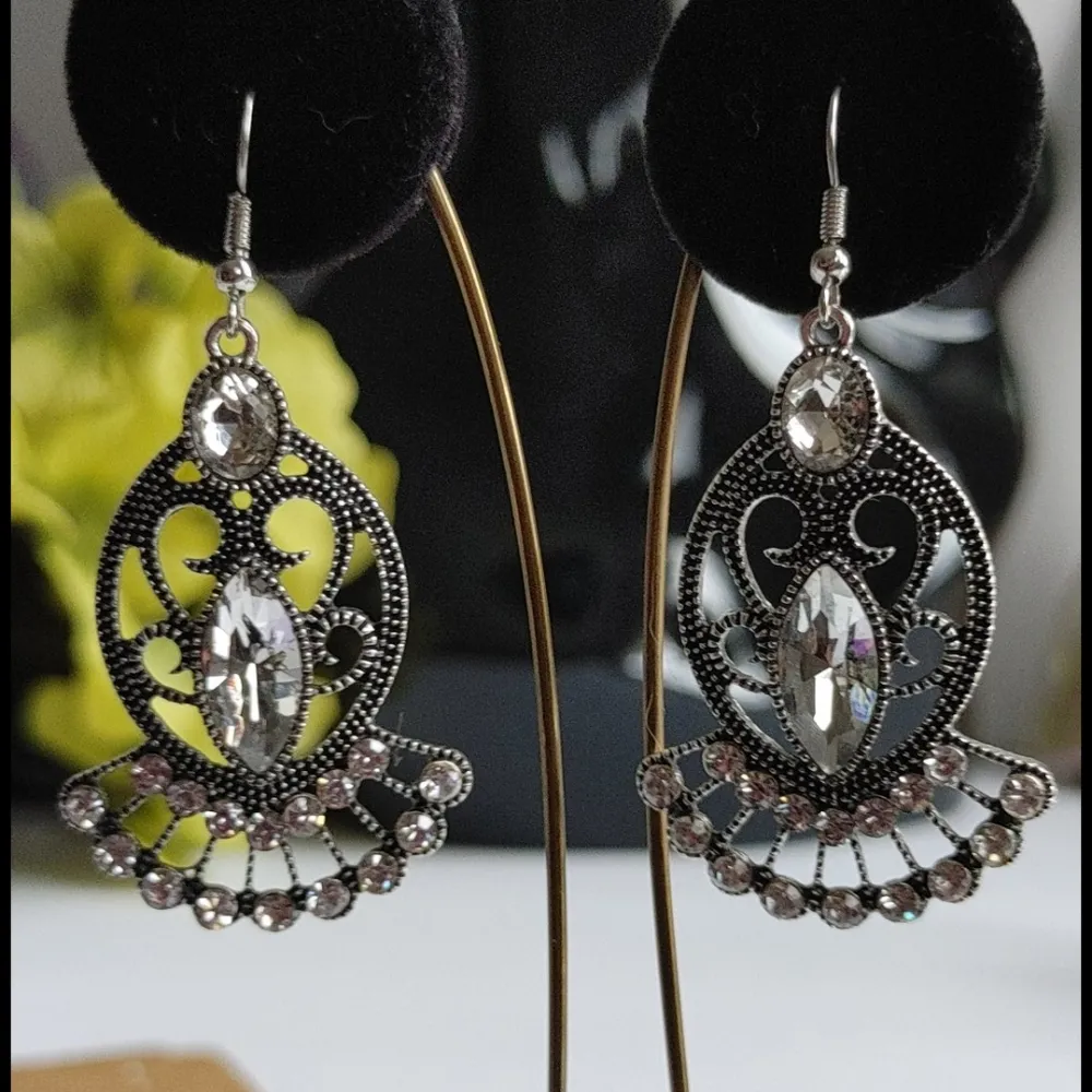 Vintage Dangle Filigree Crystal Earrings Silver - Image 3