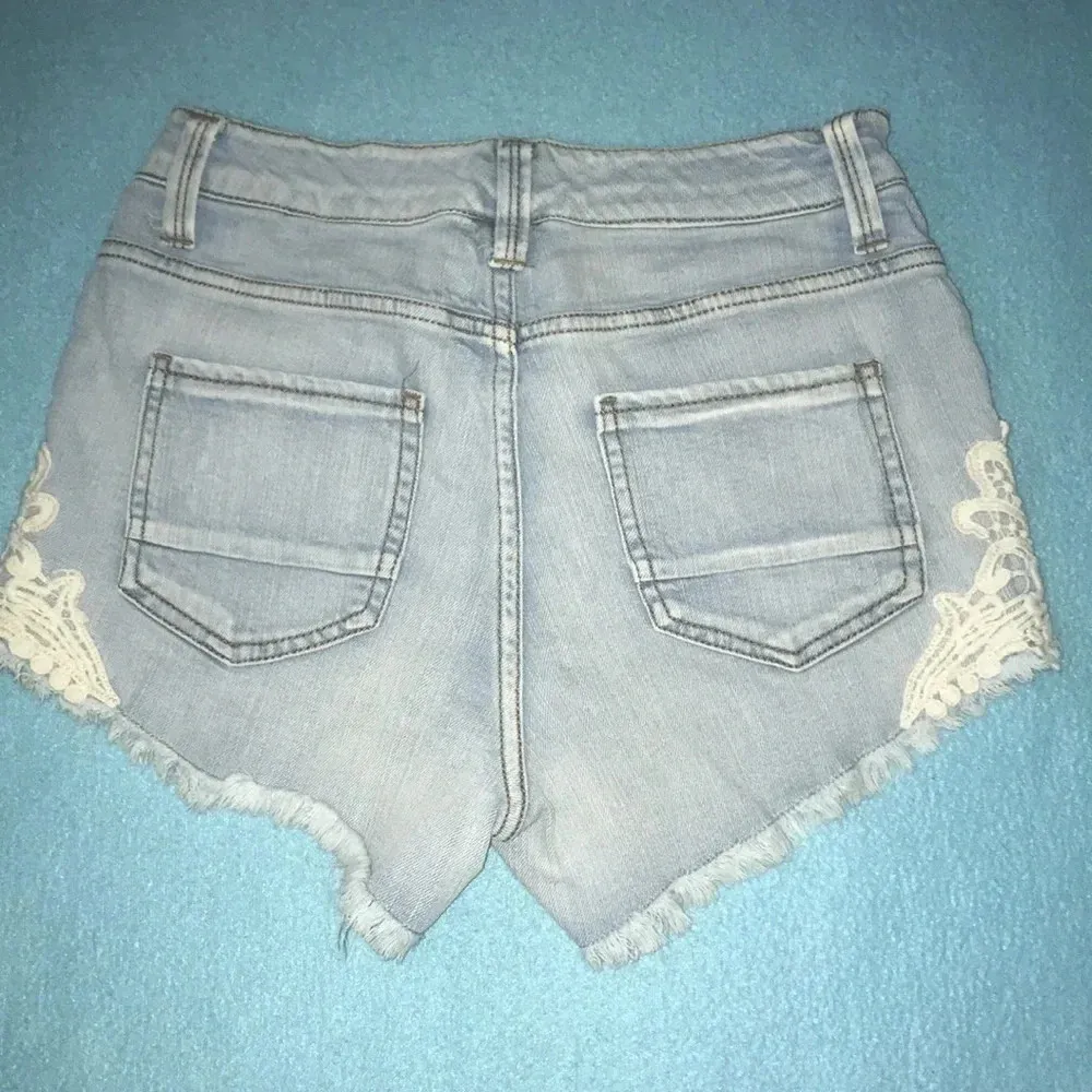 MOSSIMO High rise denim short shorts lace details blue Y2K daisy dukes size 2 - Image 2