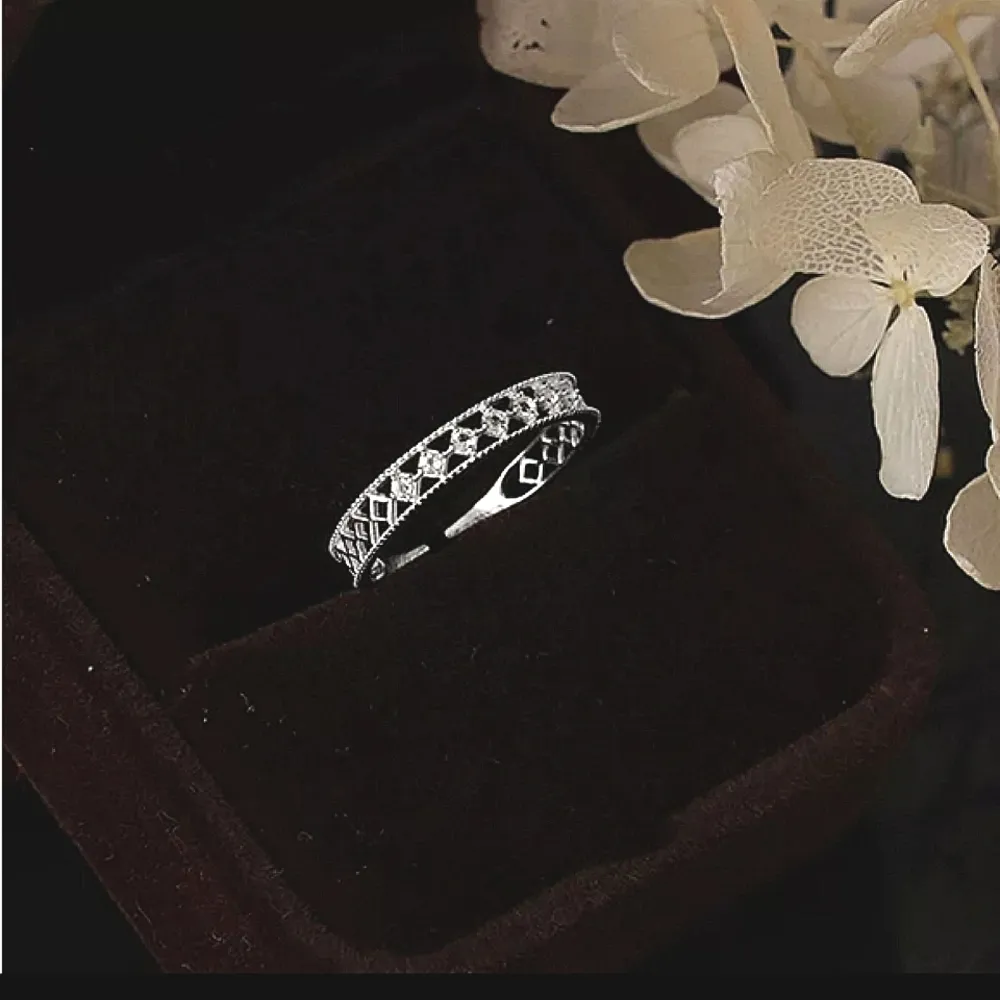 NEW Women’s 18k Gold Hollow Simulated Diamond Lattice Band Ring,‎ Adjustable - Image 5