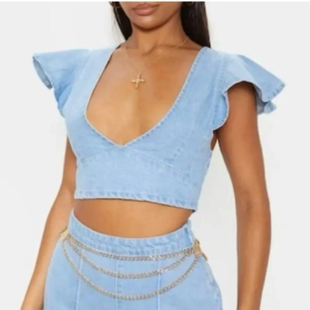 Pretty Little Thing Blue Light Wash Flared Sleeve Denim Crop Top Size 0 Flutter - Image 2