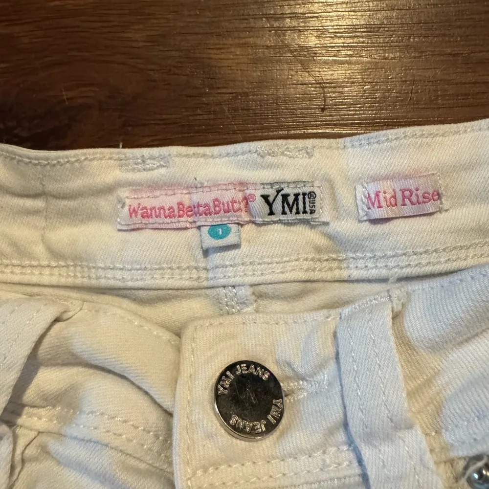 White YMI Jeans mid rise denim shorts Size 1 - Image 2
