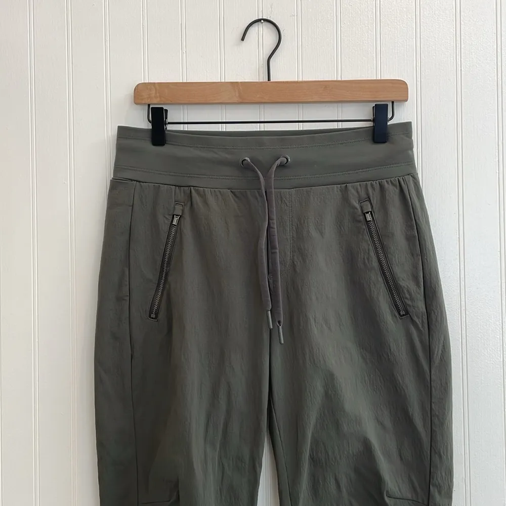 ATHLETA Trekkie North Jogger Hiking Pants in Mountain Olive Green Size 4 - Image 5