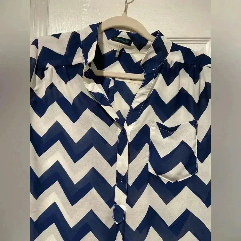 Cals Navy Blue White Chevron Stripe Sheer Collarless Size Slit Blouse Size M - Image 4