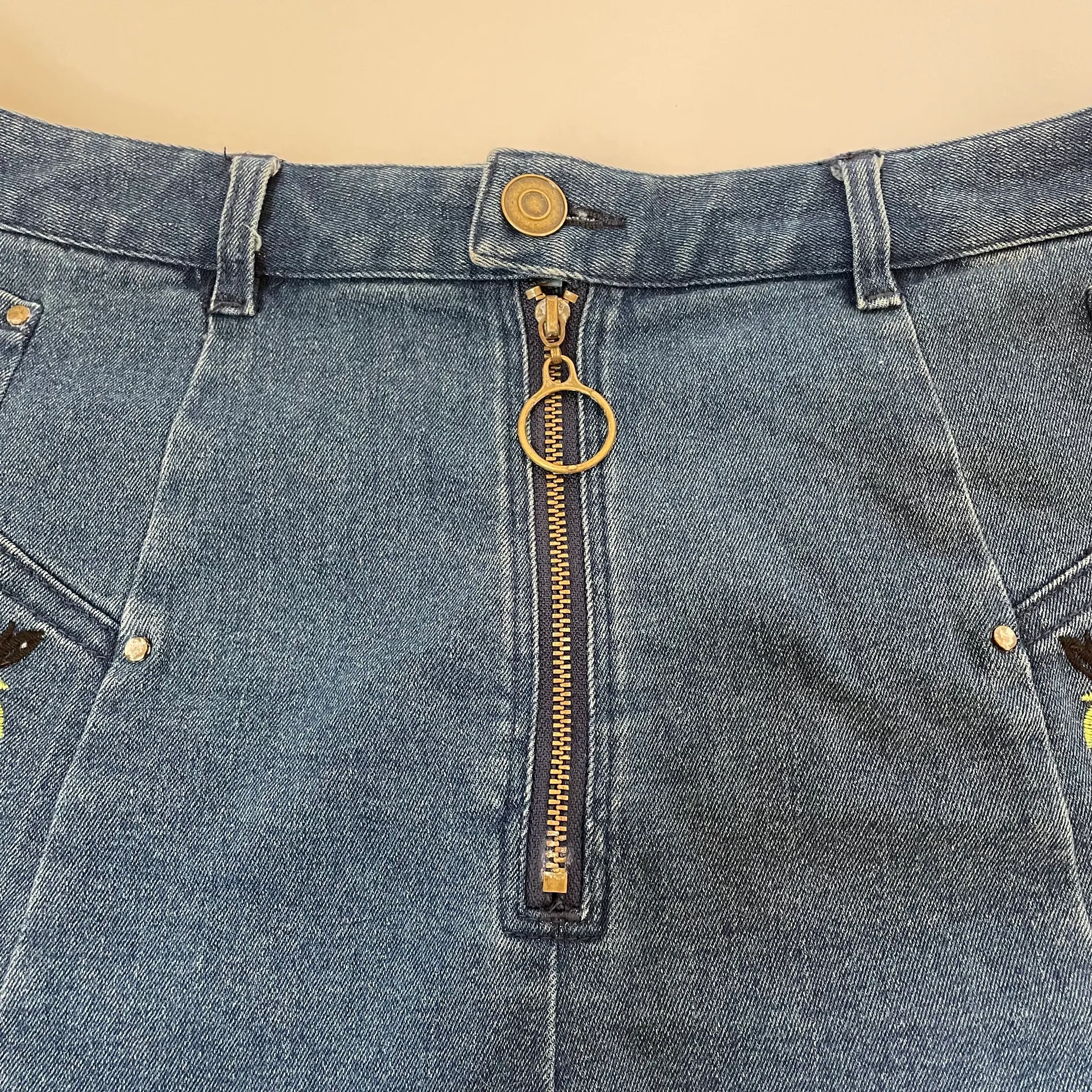 Rose Embroidery Raw Hem Shorts - Image 3