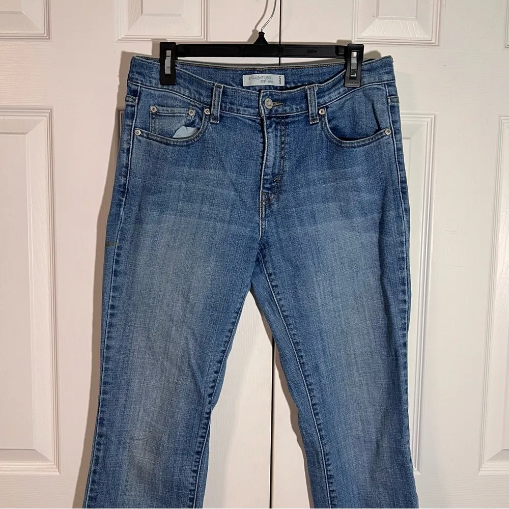 Women’s Levi jeans light wash - Image 6