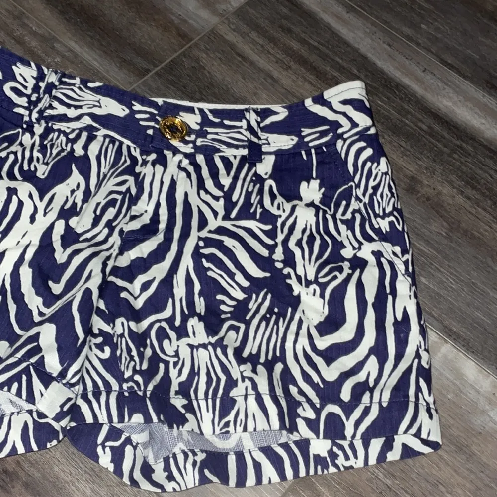 Lilly Pulitzer 5" Callahan Hidden Zebra Print Shorts 2 Navy blue white - Image 3